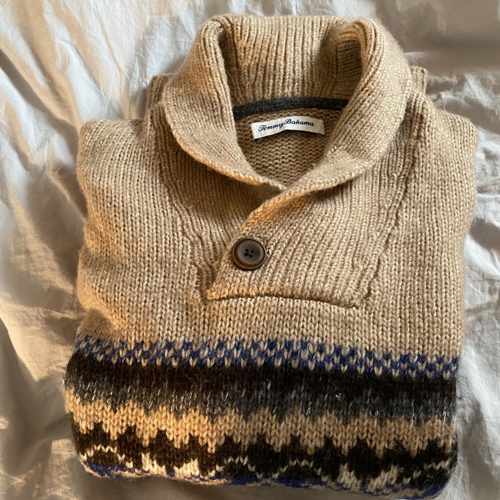Soft, warm Tommy Bahama sweater in merino wool-cotton size M but fits like Large